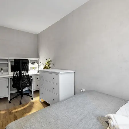 Apartment 2br Metro Railwaystation Warsaw